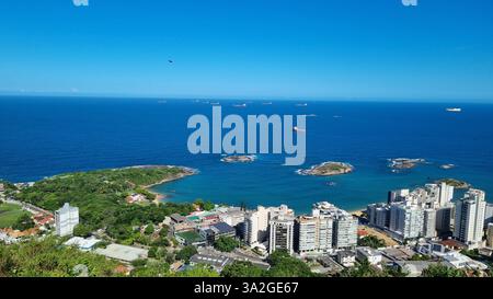 Dieses faszinierende Bild zeigt eine atemberaubende Küstenstadt mit einer perfekten Mischung aus urbaner Raffinesse und natürlicher Schönheit Stockfoto