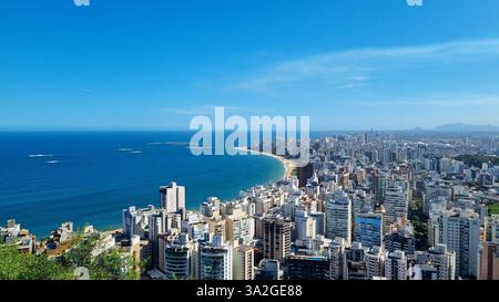 Dieses faszinierende Bild zeigt eine atemberaubende Küstenstadt mit einer perfekten Mischung aus urbaner Raffinesse und natürlicher Schönheit Stockfoto