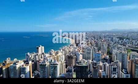Dieses faszinierende Bild zeigt eine atemberaubende Küstenstadt mit einer perfekten Mischung aus urbaner Raffinesse und natürlicher Schönheit Stockfoto