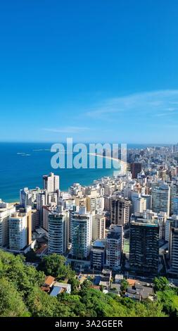 Dieses faszinierende Bild zeigt eine atemberaubende Küstenstadt mit einer perfekten Mischung aus urbaner Raffinesse und natürlicher Schönheit Stockfoto