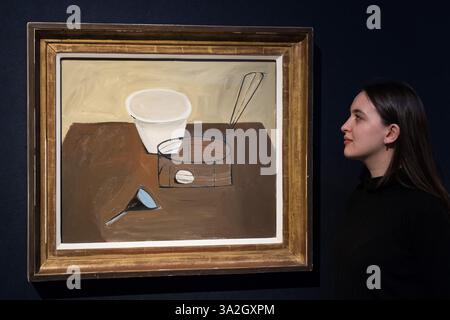London, Großbritannien. März 2025. LONDON, VEREINIGTES KÖNIGREICH - 13. MÄRZ 2025: Ein Mitarbeiter sieht sich ein Gemälde von William Scott „Bowl and Frying Basket“ an, Schätzung: £ 150.000-250.000 während eines Fotoanrufs in Christie's Auktionshaus vor dem Modern British and Irish Art Evening Sale am 13. März 2025 in London, Vereinigtes Königreich. (Foto: Wiktor Szymanowicz/NurPhoto) Credit: NurPhoto SRL/Alamy Live News Stockfoto