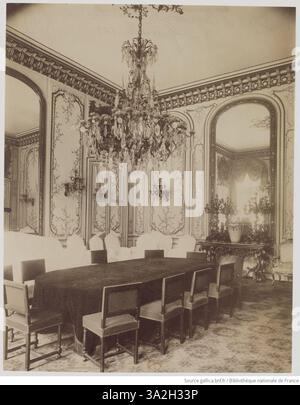 Dieses Bild von Eugène Atget zeigt Hôtel d'Argenson in der Rue de Grenelle 101, Paris, vom Juli 1907, mit Schwerpunkt auf die architektonische Struktur und den Straßenkontext. Stockfoto