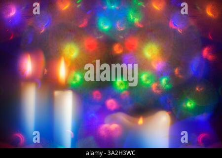 Unscharfe Weihnachtslichter, farbenfroh mit Lichtern und Kerzen Stockfoto