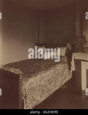 Eine Fotografie von Eugène Atget aus dem Jahr 1910 von der Inneneinrichtung von Herrn C., einem Dekorateur, in der Rue du Montparnasse, die die künstlerische Anordnung von Möbeln und Dekor zeigt. Stockfoto