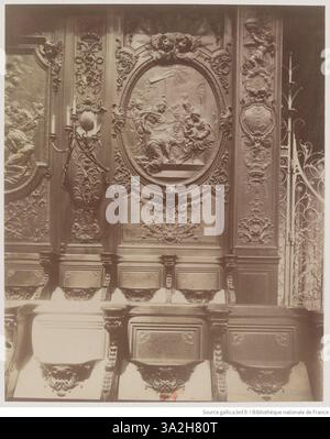 Dieses Foto von Eugène Atget konzentriert sich auf die detaillierten Holzbuden in der Kathedrale Notre-Dame, die die künstlerische Handwerkskunst und den gotischen architektonischen Stil einfangen. Stockfoto
