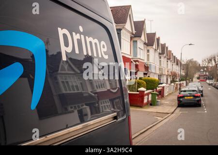 LONDON – 19. FEBRUAR 2025: Amazon Prime Logo auf der Seite des Lieferwagens auf der Straße von städtischen Häusern Stockfoto