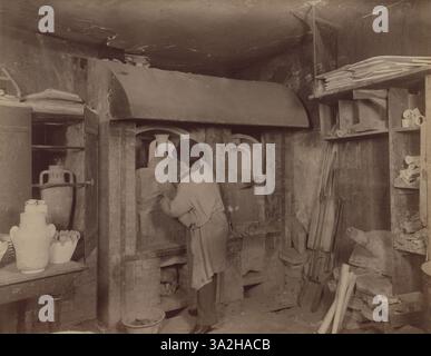 Eine Fotografie von Eugène Atget aus dem Jahr 1910-11 aus dem Inneren einer Keramikwerkstatt, die die Materialien und Werkzeuge zeigt, die in der Töpferei verwendet werden. Stockfoto