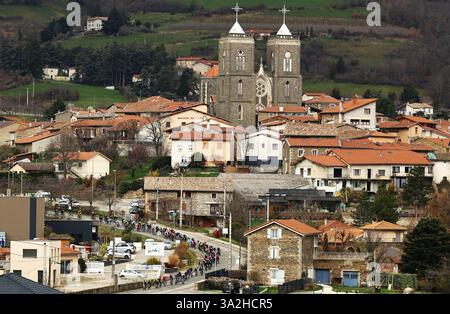 La Cote Saint Andre, Frankreich. März 2025. Das Paket von Fahrern, das während der fünften Etappe des 83. Rennens Paris-Nizza, 196, 5 km von Saint-Just-en-Chevalet nach La Cote-Saint-Andre, Frankreich, am Donnerstag, den 13. März 2025, in Aktion genommen wurde. BELGA FOTO DAVID PINTENS Credit: Belga News Agency/Alamy Live News Stockfoto