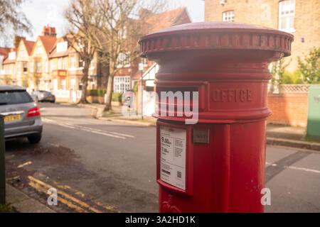 LONDON, 25. FEBRUAR 2025: British Royal Mail Postfach mit Logo und Sammlungszeiten Stockfoto