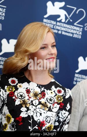 Schauspielerin Elizabeth Banks posiert am 2. September 2015 beim Fotoaufruf der Jury des 72. Filmfestivals von Venedig im Palazzo del Casino in Venedig Stockfoto