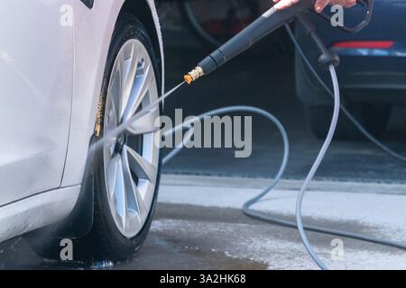 Umweltfreundliche Reinigung: Elektroautos zu Hause waschen Stockfoto