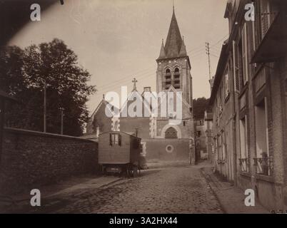 Dieses Foto von Eugène Atget, das zwischen 1925 und 1927 aufgenommen wurde, zeigt eine Szene aus Châtenay, Paris, die die architektonischen und urbanen Merkmale der Gegend hervorhebt. Stockfoto
