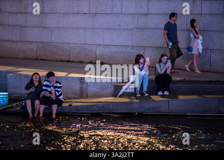 Menschen, die sich am 15. September 2023 im Cheonggyecheon Stream, einem öffentlichen Stadtpark in der Innenstadt von Seoul, der Hauptstadt Südkoreas, entspannen Stockfoto