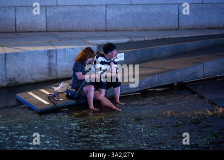 Menschen, die sich am 15. September 2023 im Cheonggyecheon Stream, einem öffentlichen Stadtpark in der Innenstadt von Seoul, der Hauptstadt Südkoreas, entspannen Stockfoto