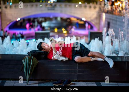 Mann, der am 15. September 2023 im Cheonggyecheon Stream, einem öffentlichen Stadtpark in der Innenstadt von Seoul, der Hauptstadt Südkoreas, relaxt Stockfoto