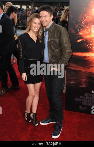 Ashley Hinshaw und Topher Grace bei der Premiere von „American Ultra“ im Ace Theater Downtown in Los Angeles, Kalifornien - 18. August 2015 Stockfoto