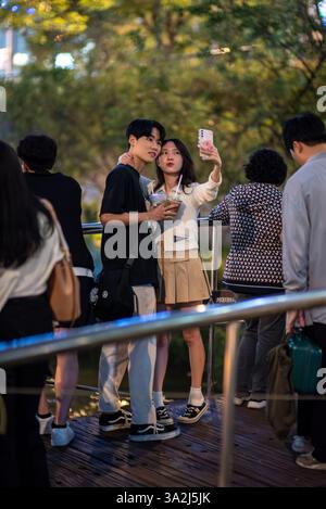Menschen, die sich am 15. September 2023 im Cheonggyecheon Stream, einem öffentlichen Stadtpark in der Innenstadt von Seoul, der Hauptstadt Südkoreas, entspannen Stockfoto