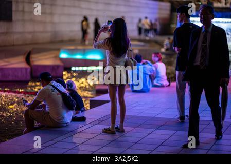 Menschen, die sich am 15. September 2023 im Cheonggyecheon Stream, einem öffentlichen Stadtpark in der Innenstadt von Seoul, der Hauptstadt Südkoreas, entspannen Stockfoto