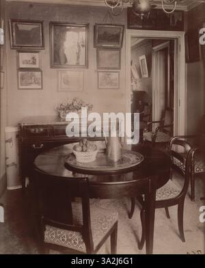 Eine Fotografie von Eugène Atget aus dem Jahr 1910, die das Innere von Mr. A., einem Industriellen, in der Rue Lepic, Paris, zeigt die Einrichtung und Einrichtung eines wohlhabenden Hauses. Stockfoto