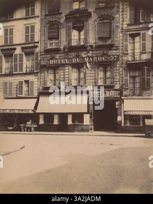 Diese Fotografie von Eugène Atget aus dem Jahr 1913 zeigt einen ehemaligen Hôtel in der Rue de seine 57, in dem die architektonischen Merkmale und der historische Kontext des Gebäudes festgehalten werden. Stockfoto