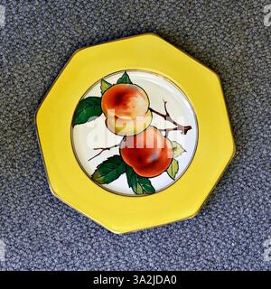 "Pfirsiche", dekorative achteckige Keramikplatte von Wedgwood Brothers, Burslem, Stoke-on-Trent, Staffordshire, England, Vereinigtes Königreich, Europa. Stockfoto