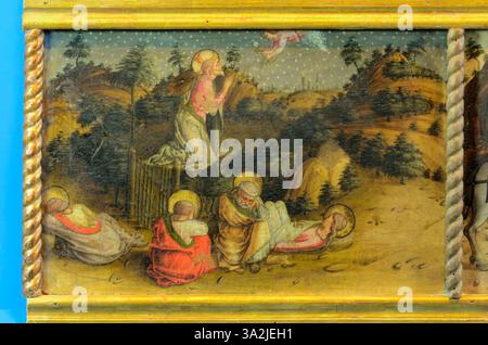 Orazione nell’orto (die Qual im Garten) von Carlo Crivelli veranschaulicht Christus im Gebet, wobei der Engel und die Jünger in einem Moment der göttlichen Offenbarung dargestellt werden. Die Verwendung von dramatischer Beleuchtung und feinen Details vermittelt die emotionale Intensität des Augenblicks. Stockfoto