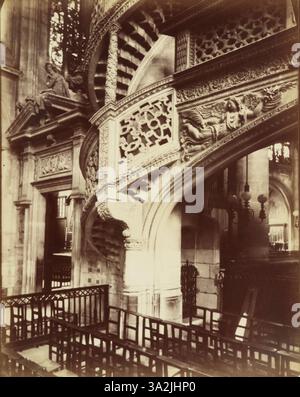 Dieses Foto zeigt die Kirche Saint-Etienne-du-Mont in Paris, die ihre architektonischen Merkmale und ihre historische Bedeutung betont. Stockfoto