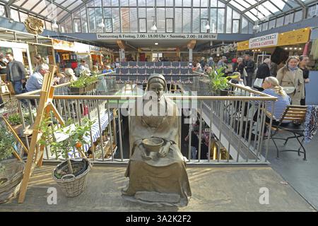 Innenansicht der historischen Markthalle mit Restaurant, Marktständen und Besuchern, Geschäften, Gastronomie, Glasgebäude, Marktständen, anhalten, Formen Stockfoto