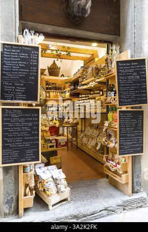Lebensmittelgeschäft mit einer großen Auswahl an Produkten im historischen Zentrum von Volterra, Provinz Pisa, Toskana, Italien, Europa Stockfoto
