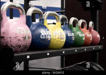 Kettlebells auf dem Regal in Bosön Stockfoto