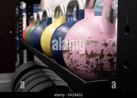 Kettlebells auf dem Regal in Bosön Stockfoto