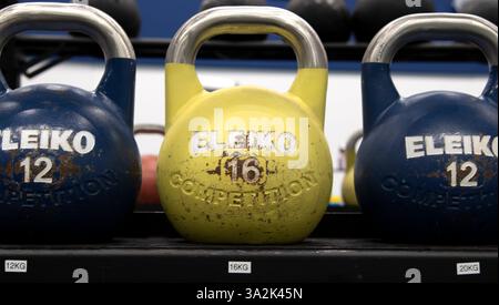 Kettlebells auf dem Regal in Bosön Stockfoto