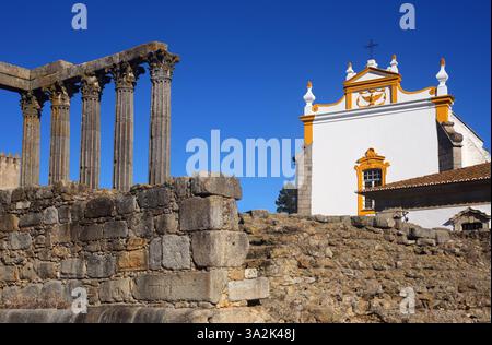 Römische Ruinen des Diana-Tempels und die Kapelle des Heiligen Johannes des Evangelisten. Evora, Region Alentejo, Portugal. UNESCO-Weltkulturerbe. Stockfoto