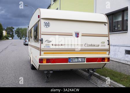 Wohnwagen mit dem lustigen NUMMERNSCHILDHOTEL in Hohenstein-Ernstthal, Sachsen, Deutschland, Europa Stockfoto