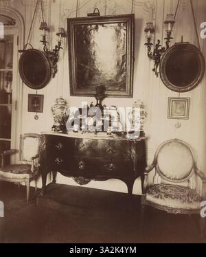 Dieses unbetitelte Foto von Eugène Atget erfasst ein Innenleben aus dem Jahr 1910. Das Foto zeigt die antiken Möbel und architektonischen Elemente des Raumes. Stockfoto