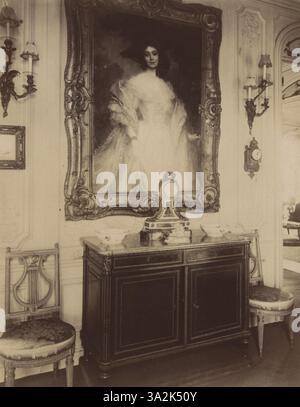 Diese Fotografie ohne Titel von Eugène Atget zeigt eine detaillierte Ansicht eines Pariser Innenraums aus dem Jahr 1910. Es betont die Anordnung der Möbel und die architektonischen Merkmale des Raumes. Stockfoto