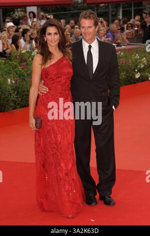 Cindy Crawford (trägt Roberto Cavalli) und Rande Gerber. „The Ides of March“-Vorführung.68. Internationales Filmfestival Venedig, Italien 31. August 2011.lange rote eine Schulter Pailletten besticktes Kleid braune Clutch Tasche schwarzer Anzug Arm um die Taille verheirateter Ehemann Ehefrau.CAP/PL.©Phil Loftus/Capital Pictures. Stockfoto