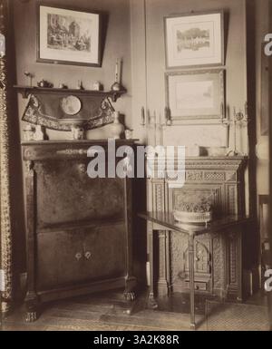 Dieses unbetitelte Foto von Eugène Atget aus dem Jahr 1910 fängt ein Pariser Innenraum ein. Das Foto konzentriert sich auf die Innenarchitektur und die architektonischen Elemente des Raumes. Stockfoto
