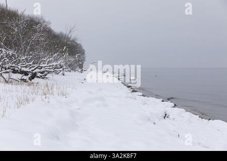 Ruhige Ostsee und Schnee am Strand, am Schwarzen Buschklippen, Insel Poel, Mecklenburg-Vorpommern, Deutschland, Europa Stockfoto