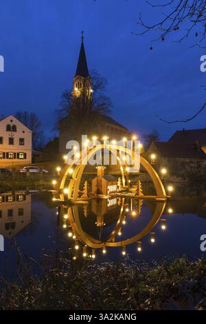 Schwimmender Doppel-Kerzenbogen aus dem Erzgebirge mit Kirchenmodell auf dem Dorfteich, dahinter die Dorfkirche von Baernsdorf, Radeburg Stockfoto