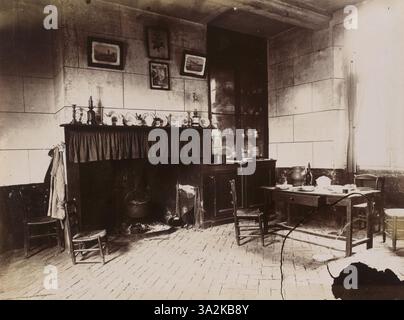 Ein Foto von Eugène Atget aus der Zeit vor 1900 von einem ländlichen Innern in Somme, das die Details des häuslichen Lebens in einer ländlichen Umgebung feststellt. Stockfoto