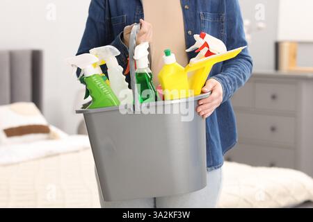 Frau mit Eimer Putzmittel zu Hause, Nahaufnahme Stockfoto