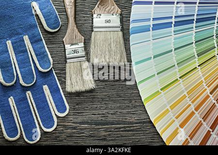 Sicherheitshandschuhe Pinsel pantone FAN auf Holzbrett Stockfoto