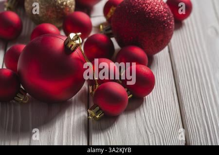 Set mit roten weihnachtskugeln auf weißen Tafeln Stockfoto