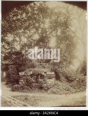 Dieses Foto von Eugène Atget zeigt die Calvaire de Montmartre in Paris, aufgenommen im August 1899, mit Schwerpunkt auf dem religiösen Denkmal und der Umgebung. Stockfoto