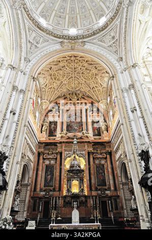 La Mezquita, Moschee, Kathedrale von Cordoba, Cordoba, Andalusien, Spanien, Europa, Inneres einer Kirche mit barocker Kuppel und prächtigen Altären, reich an A Stockfoto