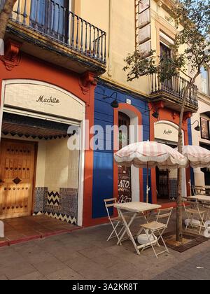 Mediterrane Straßenszene. Café im Freien, Tische und Sonnenschirme Stockfoto