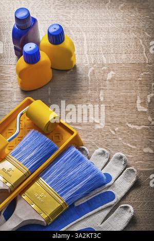 Sicherheitshandschuhe Pinsel Rollenschale Flaschen Konstruktionskonzept Stockfoto