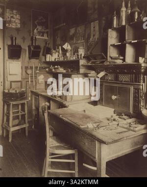 Diese Fotografie von Eugène Atget aus dem Jahr 1910-11 zeigt seinen eigenen Arbeitsbereich und erfasst den Innenraum, in dem er seine ikonischen Fotos produzierte. Stockfoto