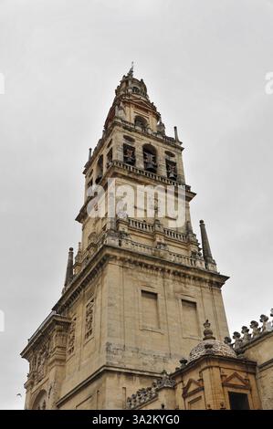 La Mezquita, Moschee, Kathedrale Von Cordoba, Cordoba, Andalusien, Spanien, Europa, majestätischer historischer Steinglockenturm unter bewölktem Himmel, Europa Stockfoto